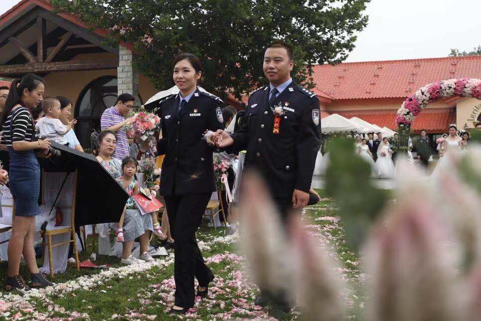 警察夫妻秀恩爱38对新人参加北京首届集体婚礼