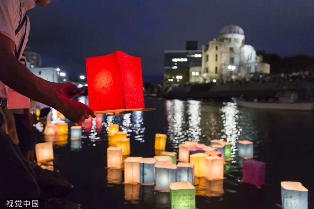 ▲当地时间2019年8月6日，日本广岛，广岛原子弹爆炸74周年纪念日当天，人们在广岛和平纪念公园为原子弹爆炸遇难者祈祷。