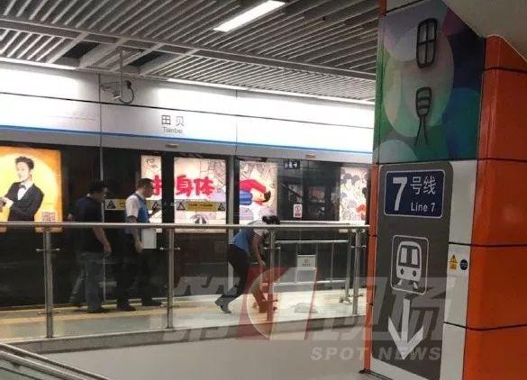 田贝站一地铁车厢内突发爆燃他一脚化解危机