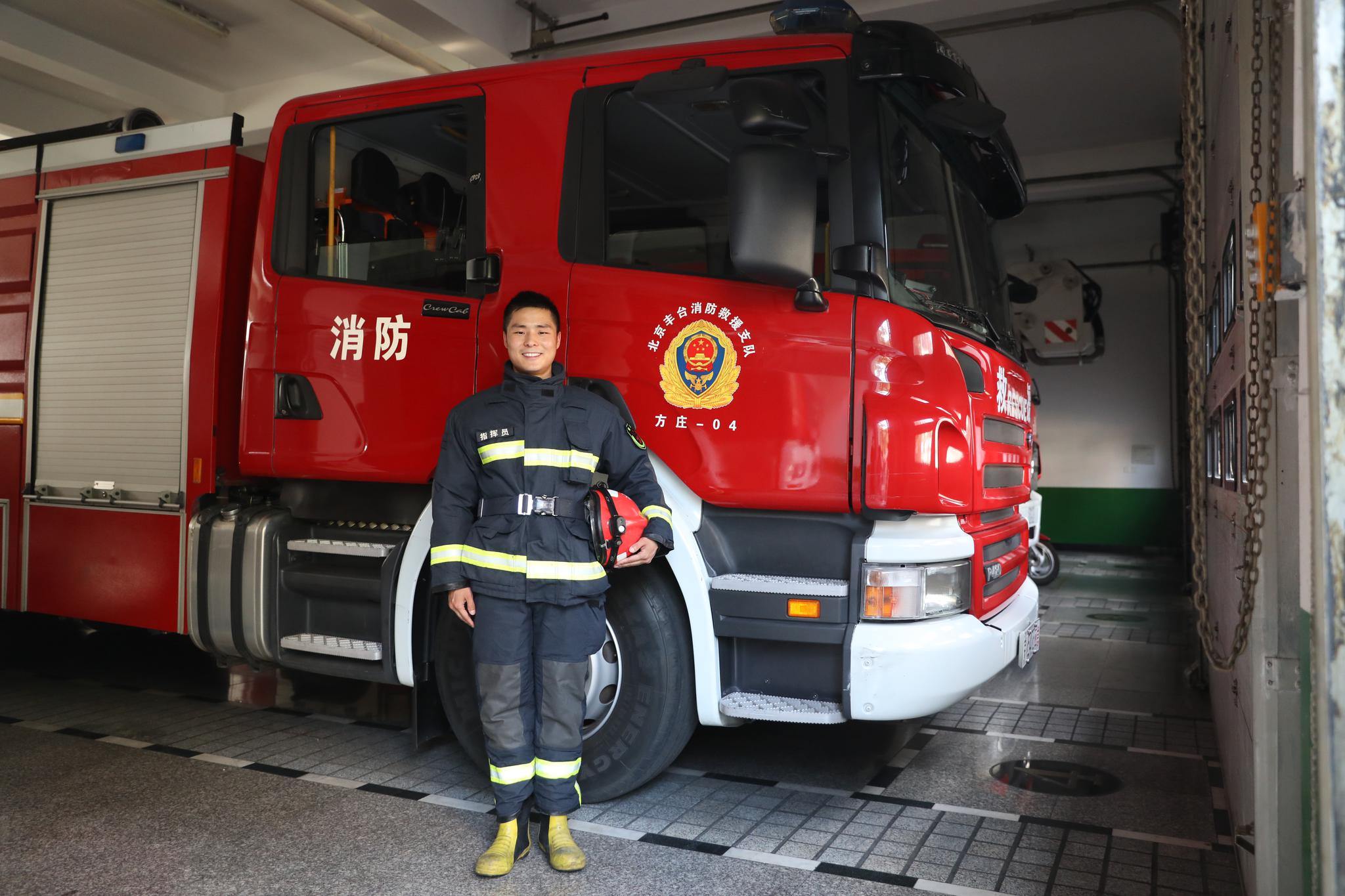 "烈火英雄"曾伟伟:接警到出车不超45秒|消防员|跳桥轻生_新浪新闻