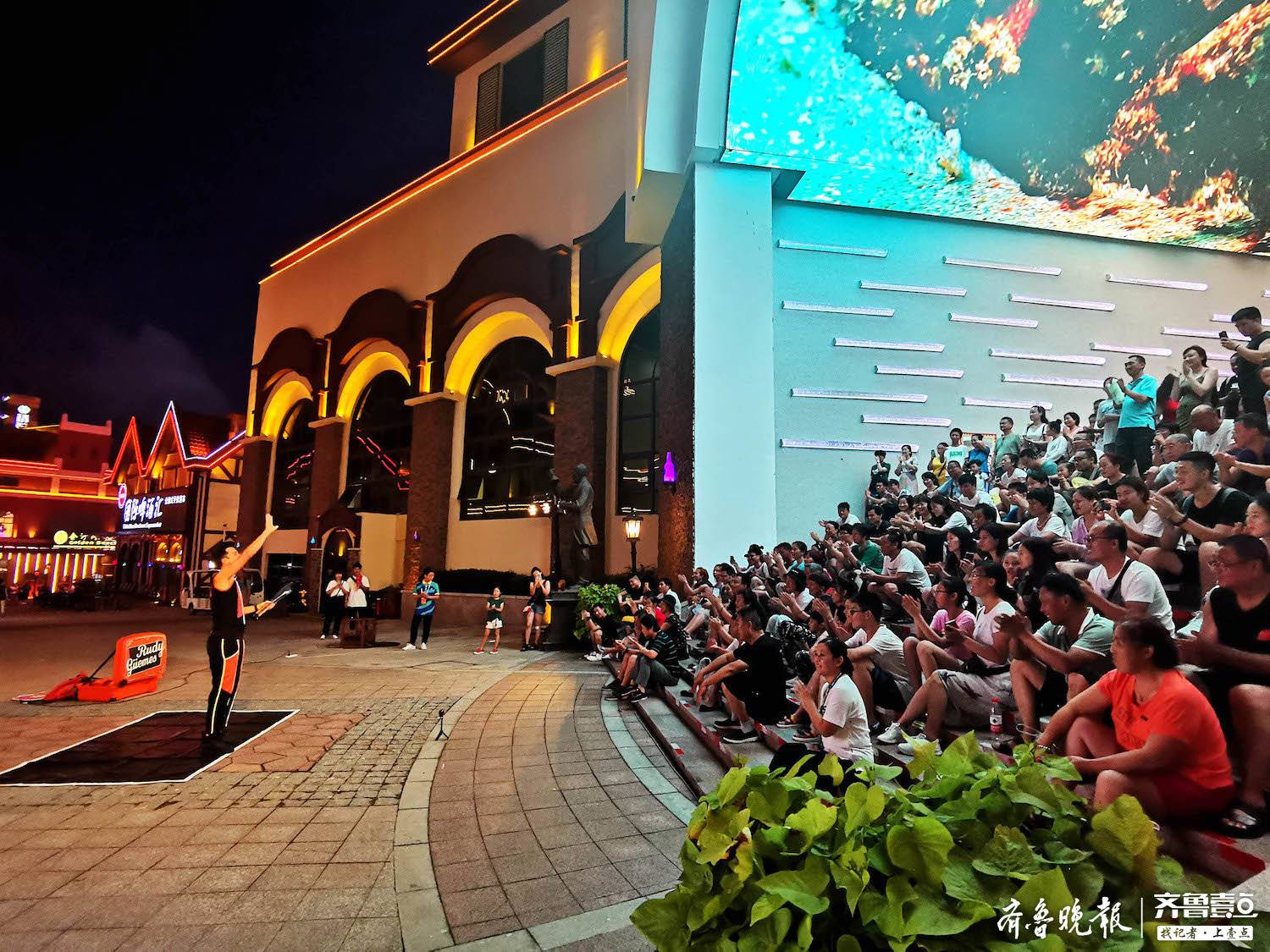 互动性与惊喜感西方街头艺术表演轮番亮相金沙滩啤酒城