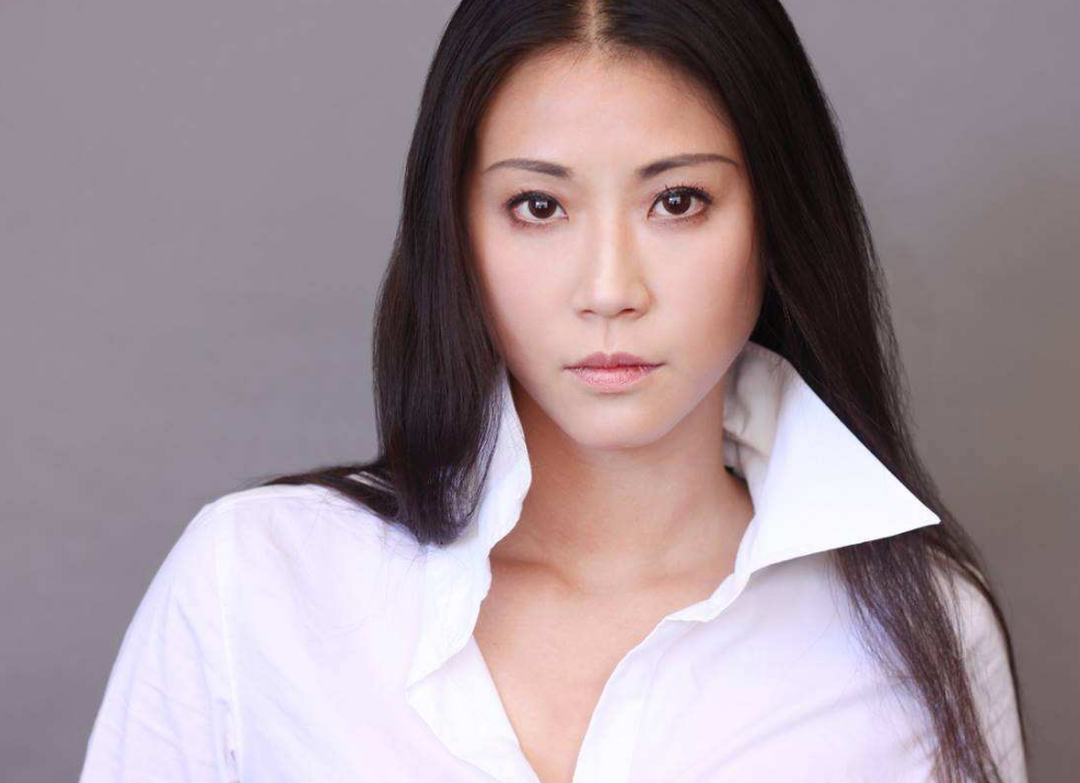 她曾参加港姐选美,14岁时母亲自杀,42岁时丈夫不幸患癌去世