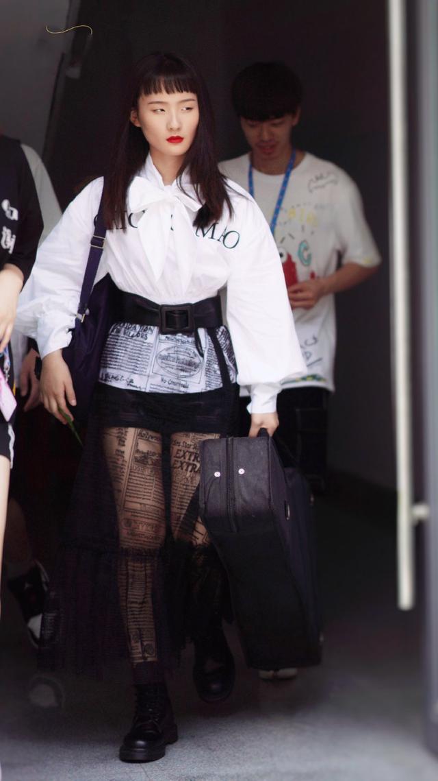 明日之子张钰琪身穿水钻西服搭配水晶眼妆霸气十足