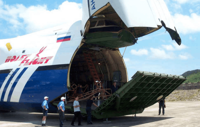 直击2001年被王伟迫降的美ep3侦察机在海南被拆解全过程