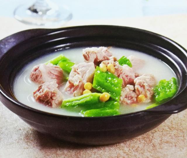 推荐一款非常好喝又有营养的解暑汤,凉瓜黄豆排骨煲