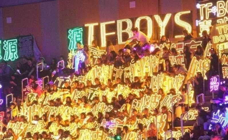 tfboys演唱会三色灯牌灯海场面壮观 易烊千玺绅士牵手伴舞女孩