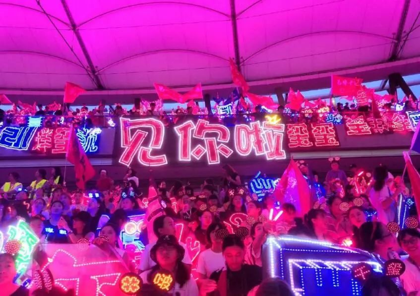 tfboys演唱会三色灯牌灯海场面壮观 易烊千玺绅士牵手伴舞女孩