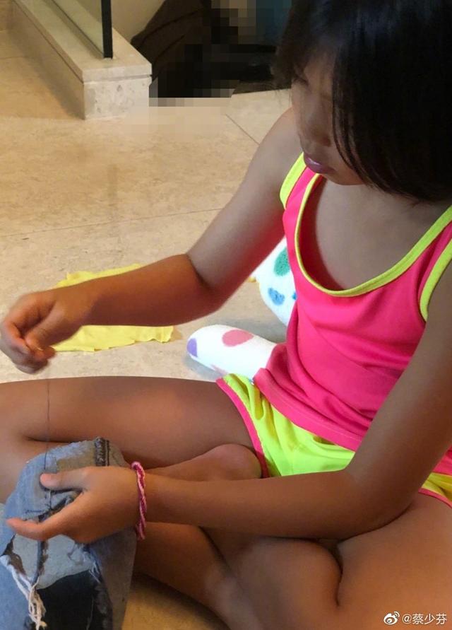 蔡少芬挺大孕肚,耐心陪女儿做手工,母女仨其乐融融超温馨