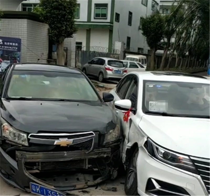 雪佛兰和荣威i6发生事故保险杠脱落反观国产车车损很意外