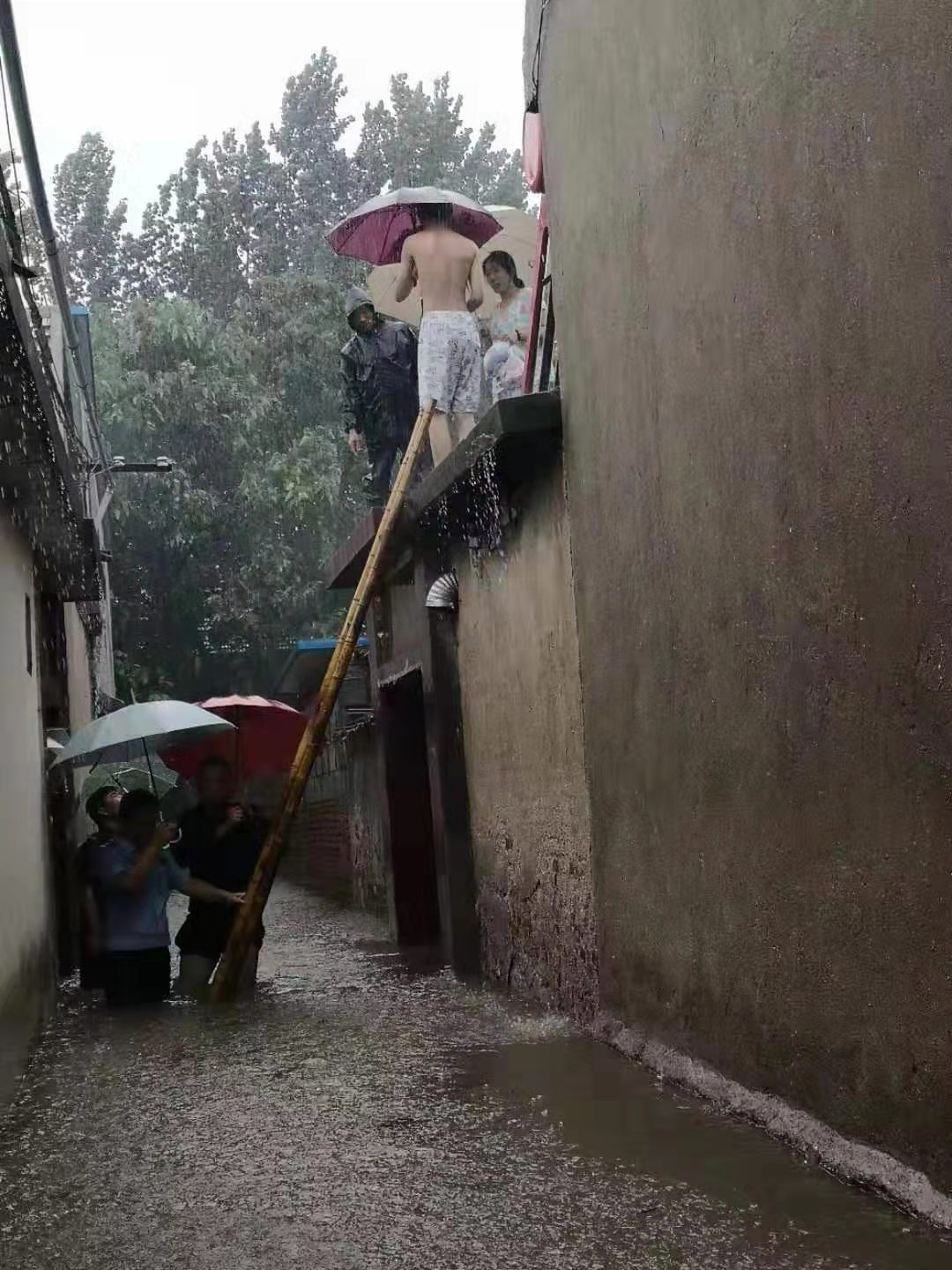 山东淄博一低洼地段有住户被困。本文图片 山东省公安厅供图