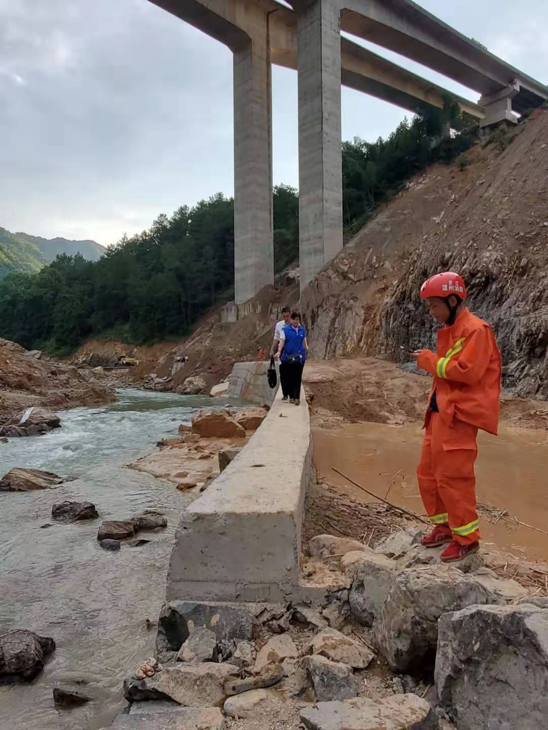 8月11日下午，进入山早村的道路仍然处于中断状态。 新京报记者 李云蝶 摄