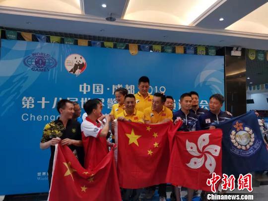 香港兄弟警察共同为中国香港代表队赢得了保龄球混合团体18+A组的亚军。　严易梦 摄