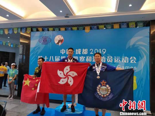 香港兄弟警察11日获得保龄球混合全能50+A组的冠军和亚军。　严易梦　摄