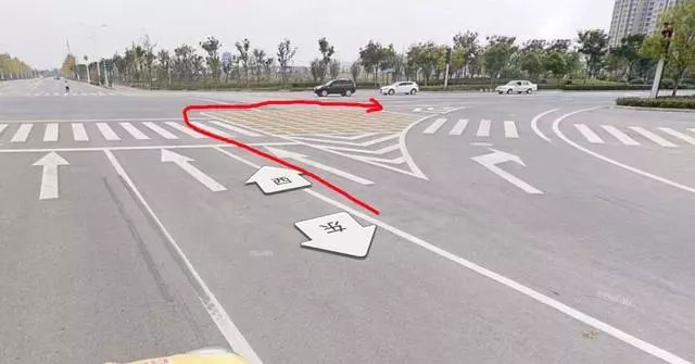 在直行加右转道上等红灯后车狂按喇叭让不让