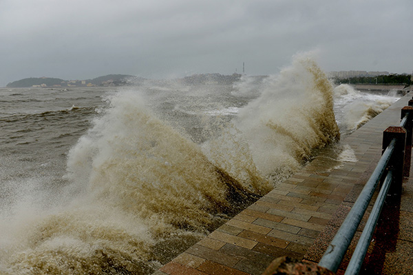 2019年8月11日，受台风“利奇马”影响，青岛沿海掀起巨浪。视觉中国  图