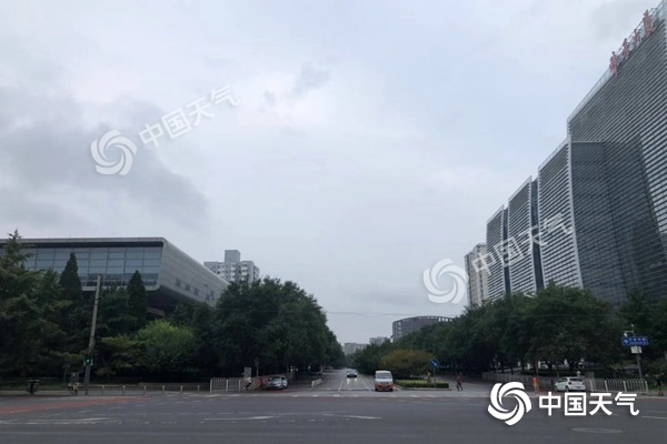 今天早晨，北京天空云量较多。