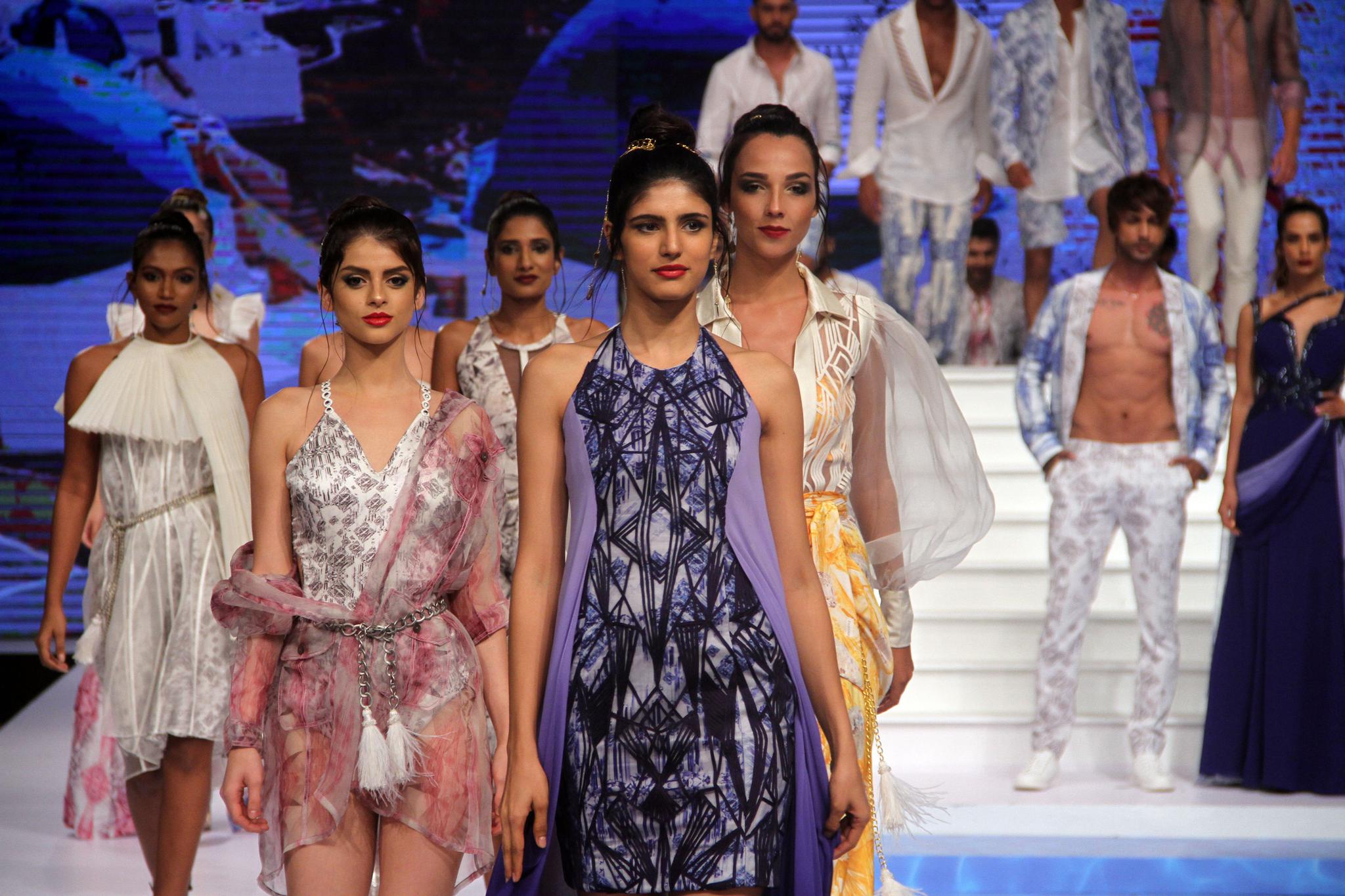 科伦坡时装周上的泳装休闲秀