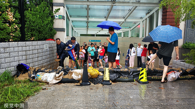 2019年8月11日，山东滨州，一小区物业在地下车库门口，设置防汛带。