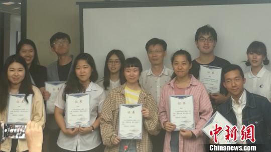 台湾大学生拿着实习结业证书合影留念。　钟升　摄
