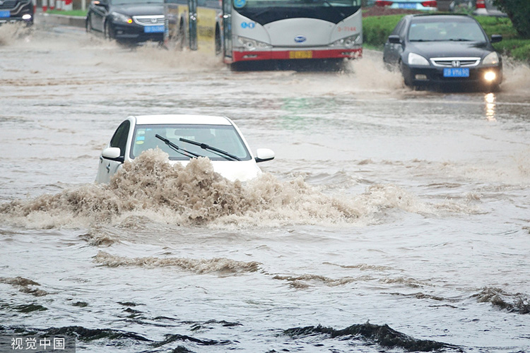 2019年8月11日，大连市甘井子区，受台风“利奇马”影响，降雨致中华路低洼处积水严重。