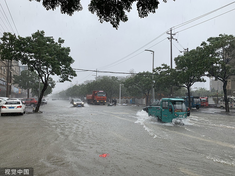 2019年8月11日，山东东营，受台风影响，暴雨来袭，城市部分路段被淹，市民出行受阻。