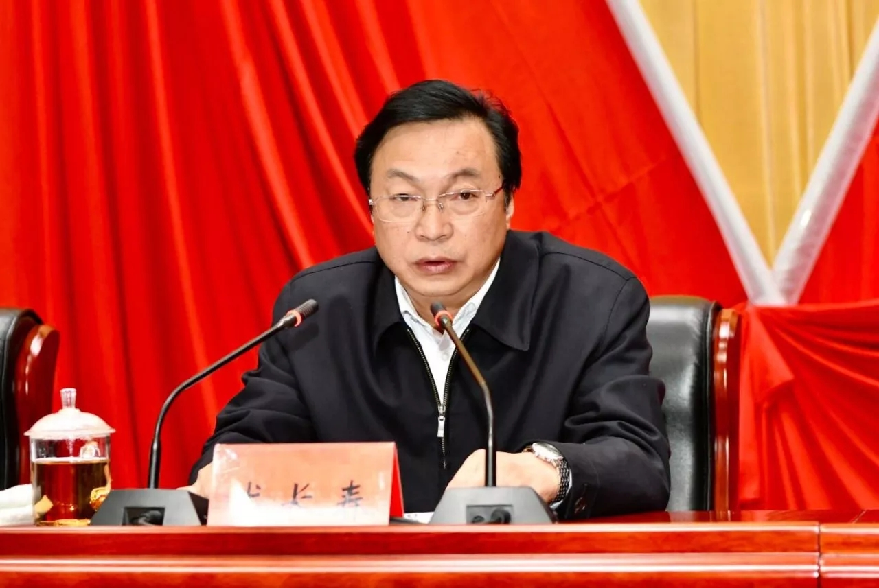 贵州省委常委龙长春因身患癌症,身体难以适应,卸任遵义市委书记职务.