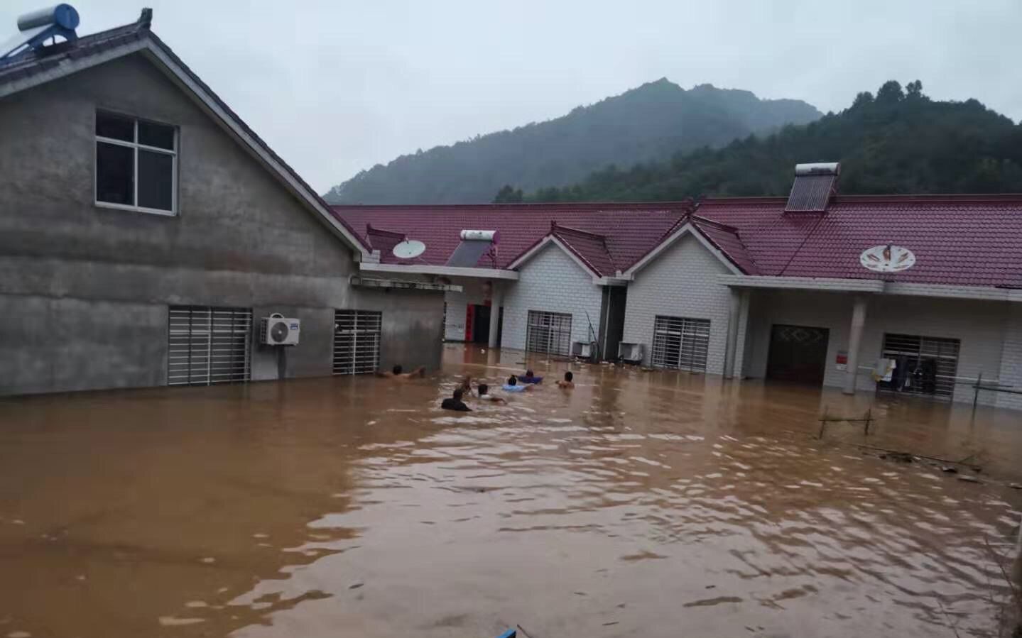 受第9号台风“利奇马”影响，安徽宣城宁国市暴雨影响，引发山洪。宁国警方供图