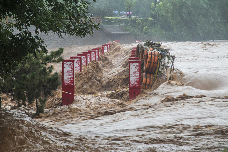 8月11日，山东潍坊青州市城区南阳河水位上涨，洪水将观景台淹没。视觉中国 图