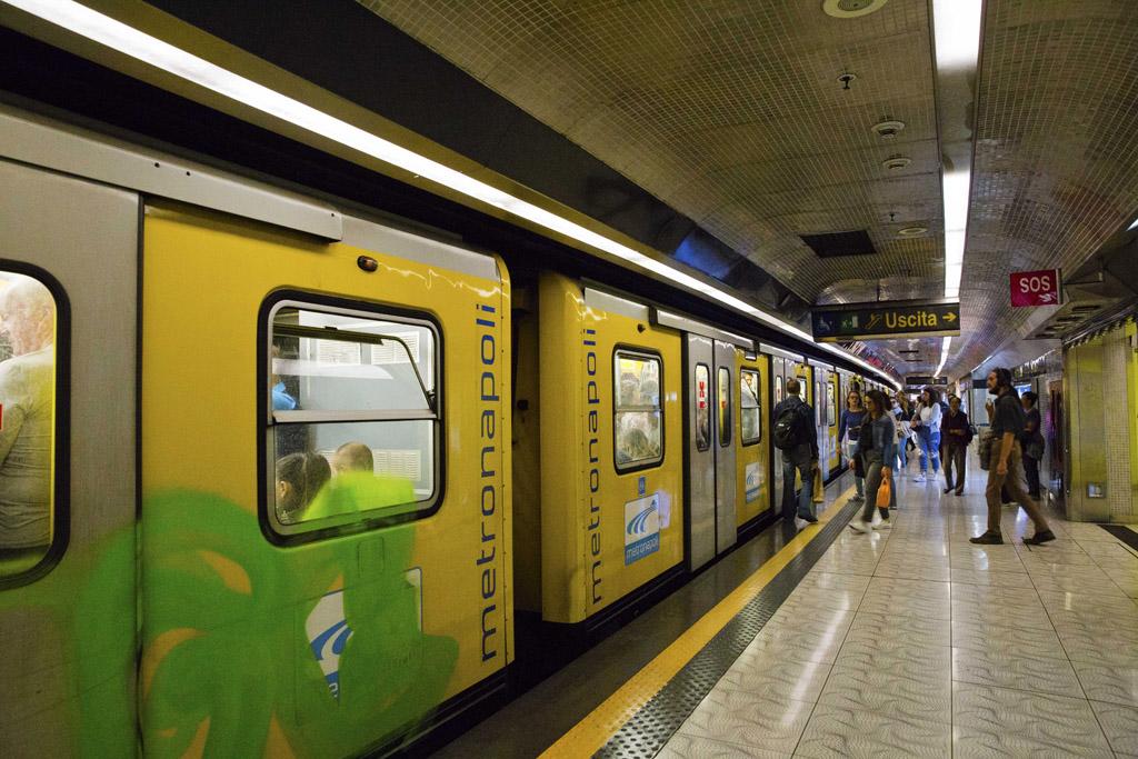 名艺术家,设计师,从中精挑细选,将那不勒斯地铁站建成了充满艺术气息