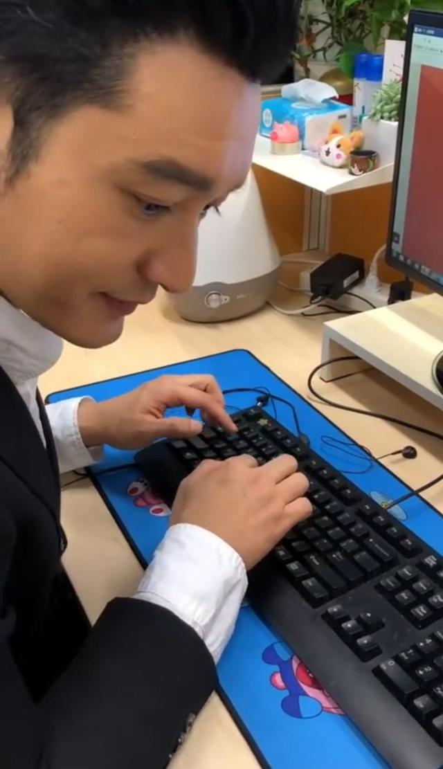 看黄晓明和肖战的打字速度图,突然就明白了中年人和年轻人的区别