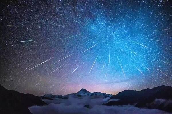 许愿时刻到!英仙座流星雨即将到来,每小时或有百余颗流星闪耀
