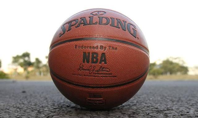 一个NBA正式比赛用球多少钱？普通人一个月工资都不够|袋鼠|篮球|比赛_新浪新闻