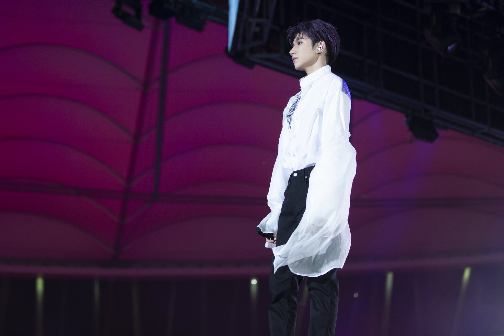 tfboys六周年王源蒙眼黑网纱造型太惊艳 小汤圆绿海霸气应援