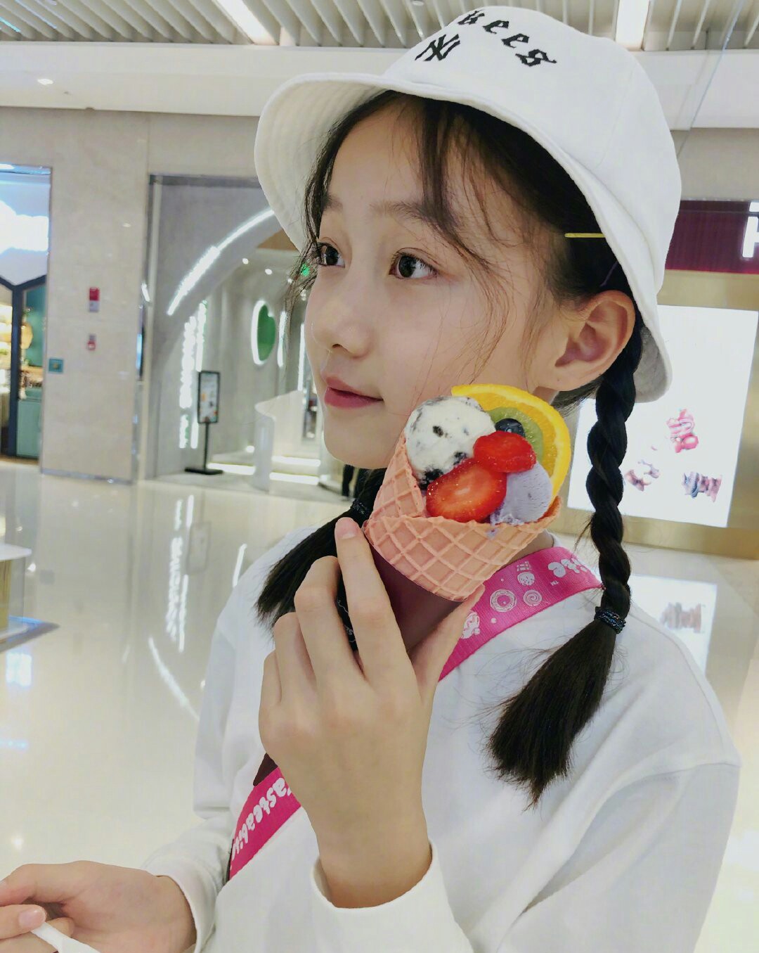 纪姿含能hold得住各种各样的造型,哪怕是就单单一个高马尾,也能衬托出