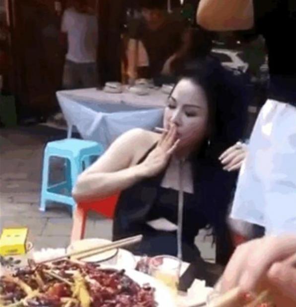 重庆"帽子姐"遭曝,出身自农村,家中排老五,取名"李五妹"!