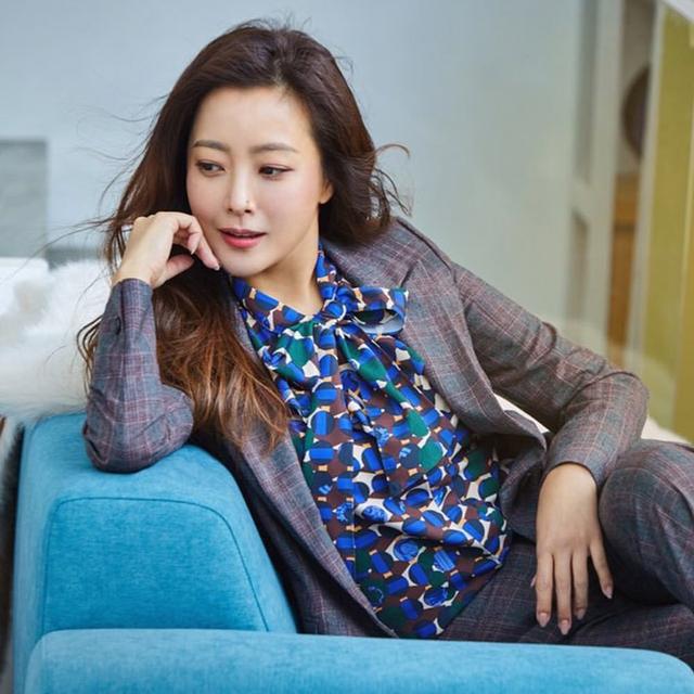 42岁金喜善晒自拍,气质清新像大学生,韩国第一美女还能艳压20年