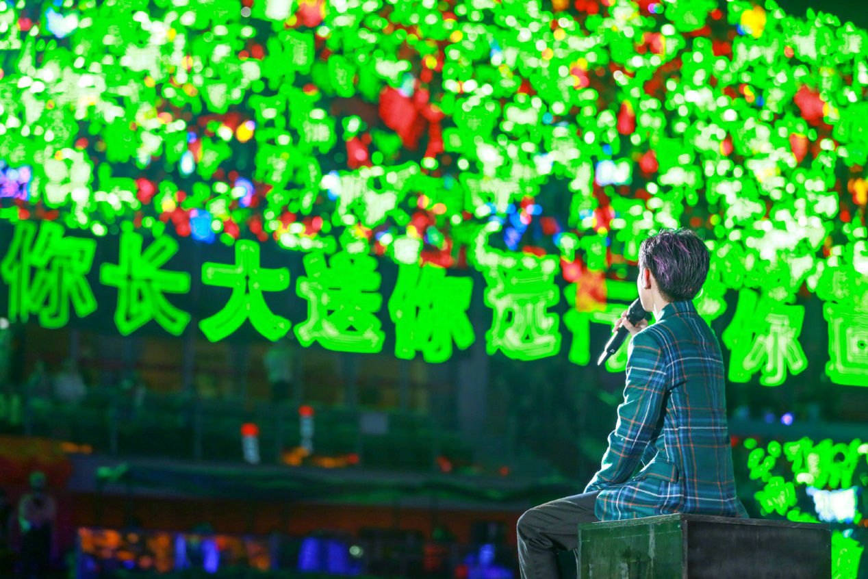 tfboys六周年王源蒙眼黑网纱造型太惊艳 小汤圆绿海霸气应援