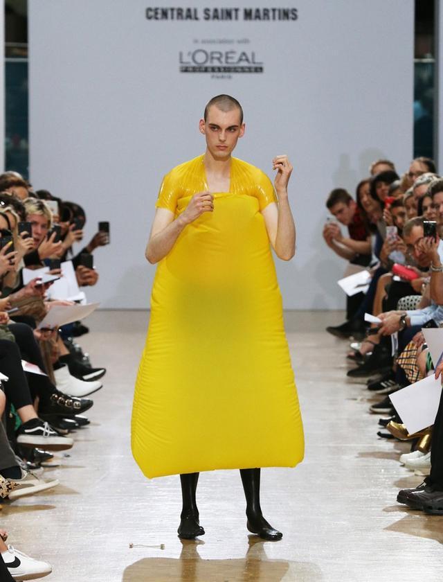 tjaerandsen的毕业作品,因为平时就喜欢吹气球,脑洞大开的他,就把模特