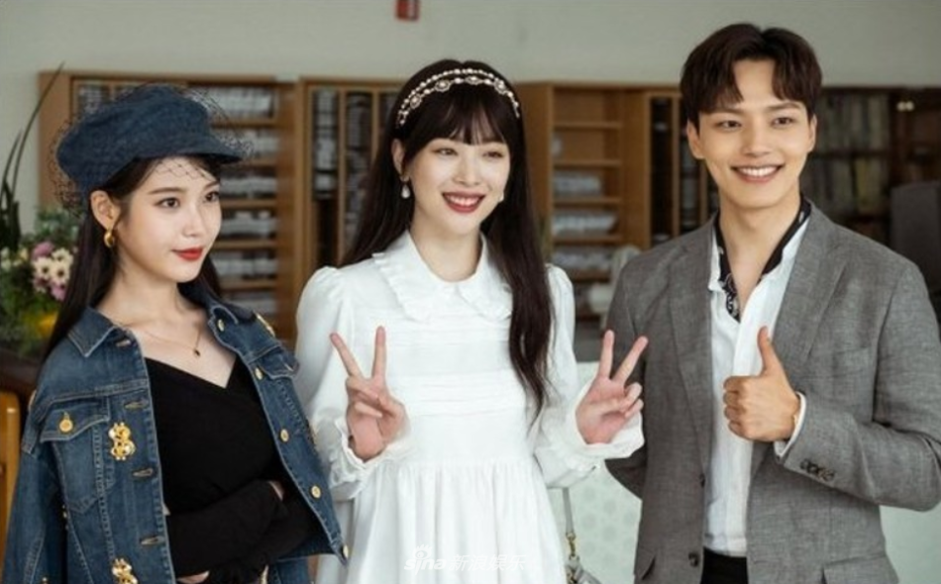 iu崔雪莉同框互动,一个穿高跟一个穿平底都是细长腿美女