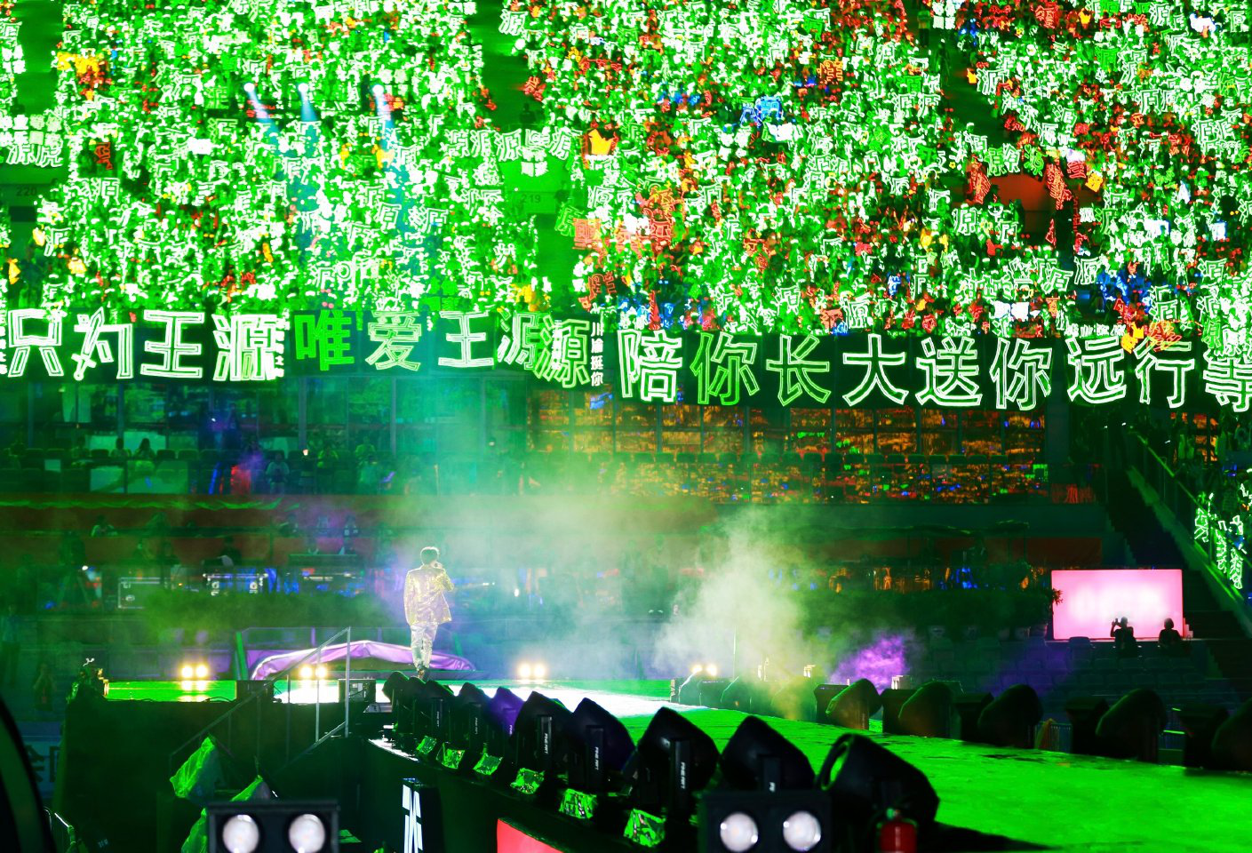 tfboys六周年王源蒙眼黑网纱造型太惊艳 小汤圆绿海霸气应援