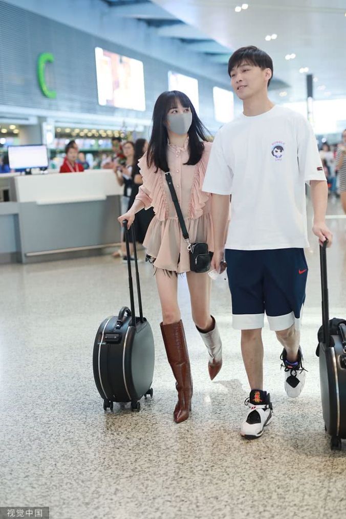 郑爽穿粉色荷叶边上衣配过膝长靴仙气十足,和张恒机场合体秀恩爱