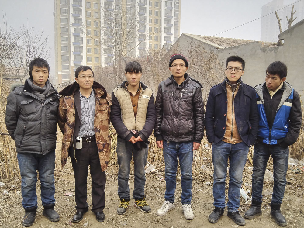 李旭在廊坊与醒悟的传销受害者合影6"你仔细想一想,这两年你得到嘛了?