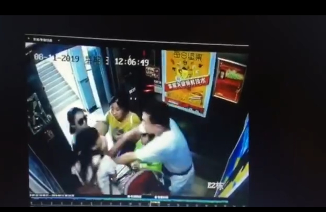 武汉电梯事件:武汉警方:“电梯抢夺婴儿”事件 系夫妻争抚养权 事发电梯内控视频画面。来源:网络视频截图