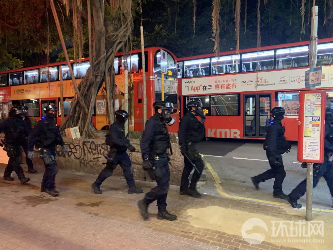 便衣警察扮得太像, 惨遭「香港防暴警」当示威者修理！一句提醒“DLLM自己人”才放手！