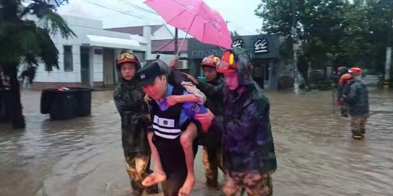 暴雨中，你背起老人淌水前行的身影真帅