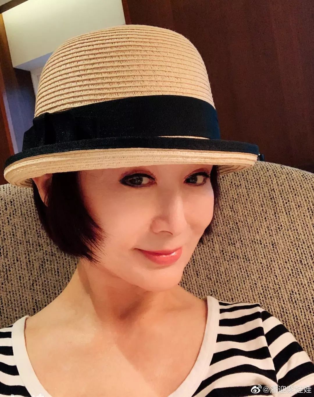 今年已经70岁的潘迎紫,肌肤紧致有光泽,身材苗条有曲线,心态更是年轻