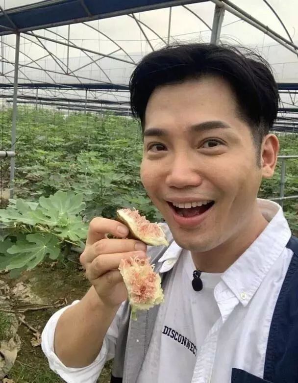 其实黄建东在作为电视剧演员之前,曾经是一名话剧演员,在电视圈打滚几