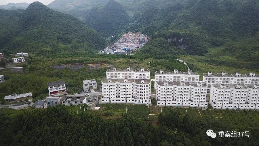 贵州纳雍县居仁街道路尾社区,六栋安置房和数十间村民自建房出现不同程度的裂缝,村民指称为附近砂石厂爆破采掘所致,两次鉴定也认定房屋受损受爆破影响。新京报记者 郑新洽 摄