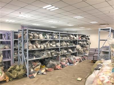 拉夏贝尔天津物流中心大楼三楼行政办公处，堆满大量库存衣物。