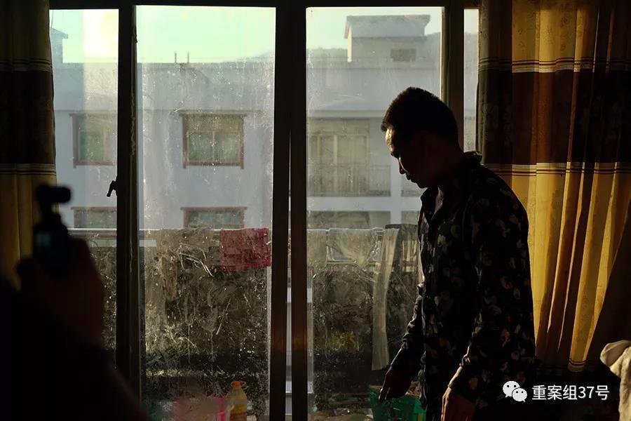 图为纳雍县2014年扶贫生态移民搬迁项目居仁街道大冲安置点,住户姜旭家中严重变形的阳台门。新京报记者 郑新洽 摄